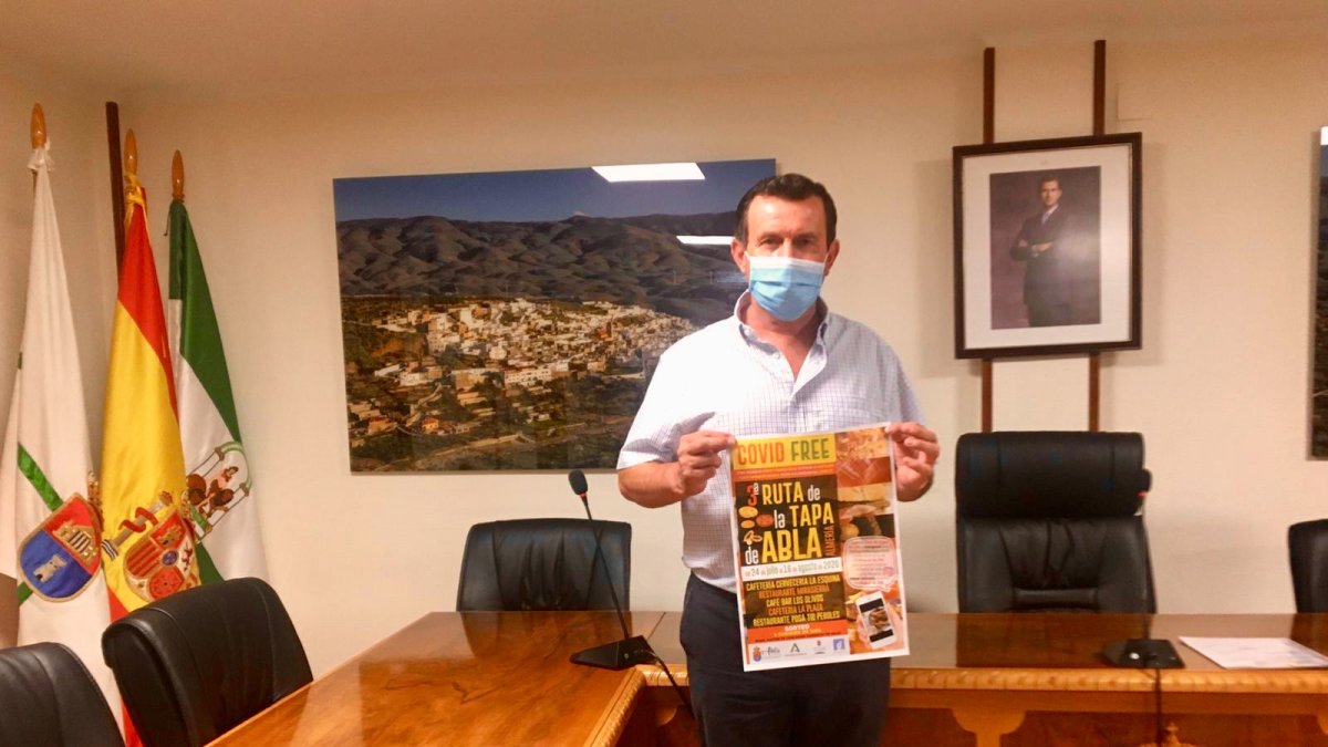 El alcalde de Abla con el cartel del evento.