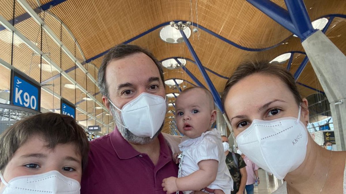 Fausto Romero-Miura Ferraro junto a sus hijos Fausto y Olivia y Chloe, su mujer.