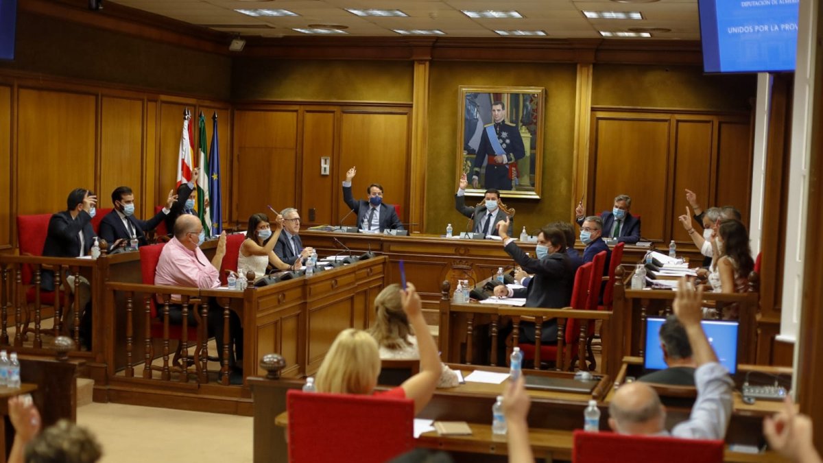 El Pleno votando una de las mociones planteadas