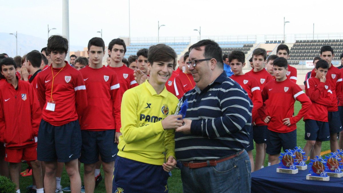 Álex Baena con Rubí cuando era un niño.