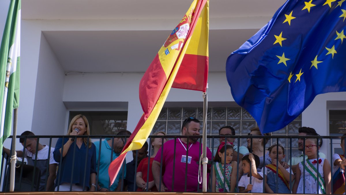 Chupinazo inaugural de las fiestas desde el balcón municipal.