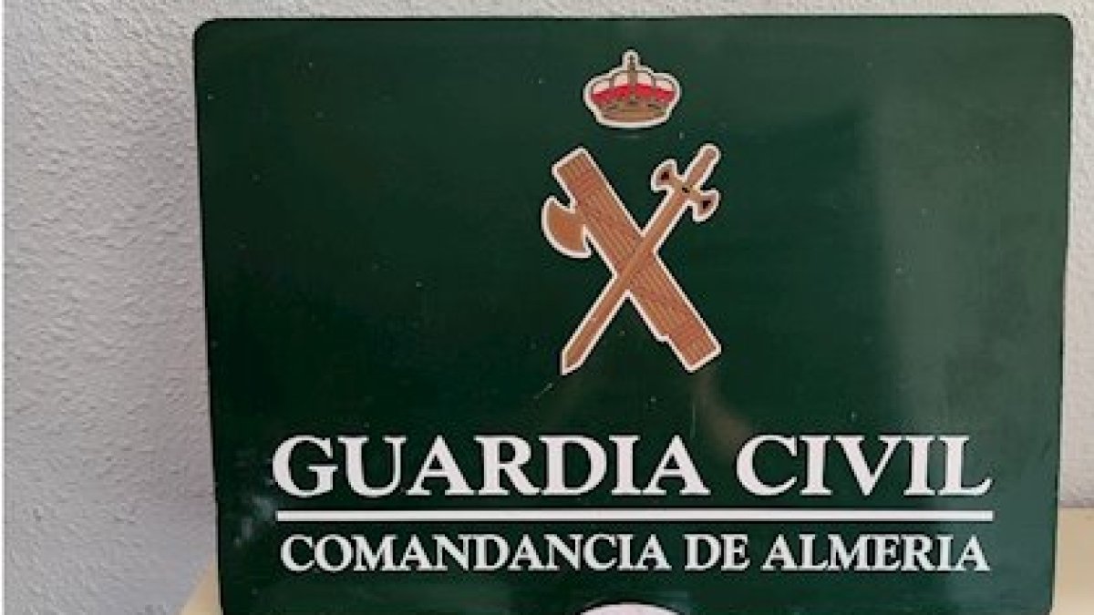 Droga y armas encontradas por la Guardia Civil.