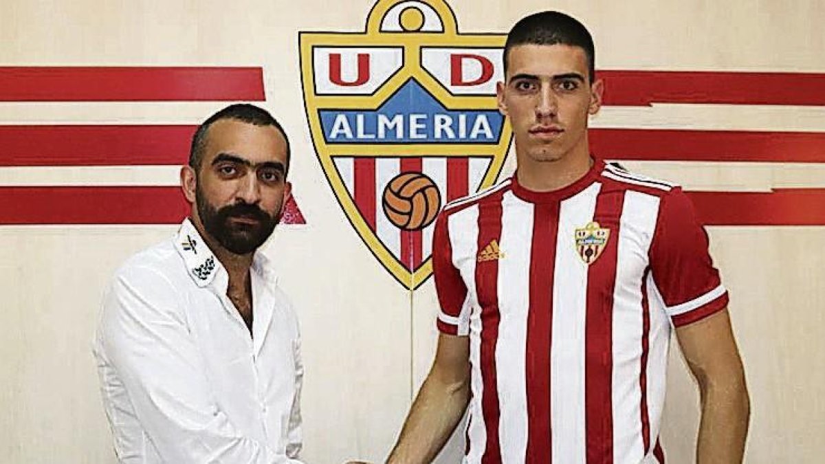 Mohamed El Assy y Rosic el día que fue firmado.