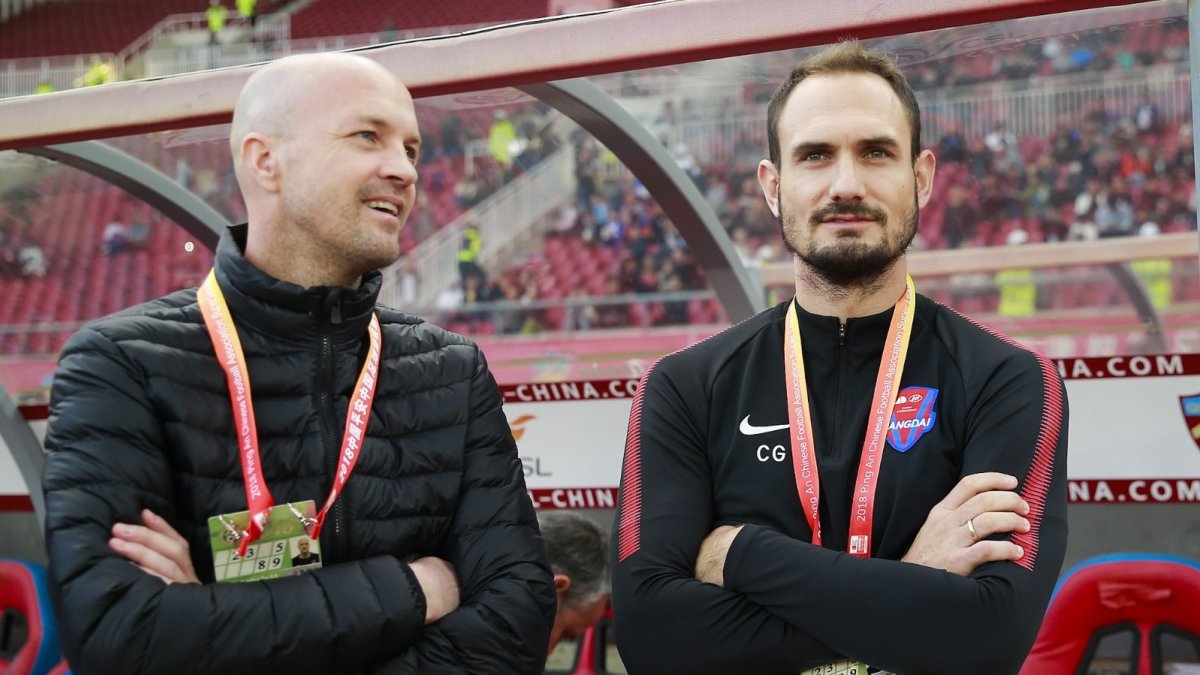 Jordi Cruyff y Carlos García entrenando juntos en China.