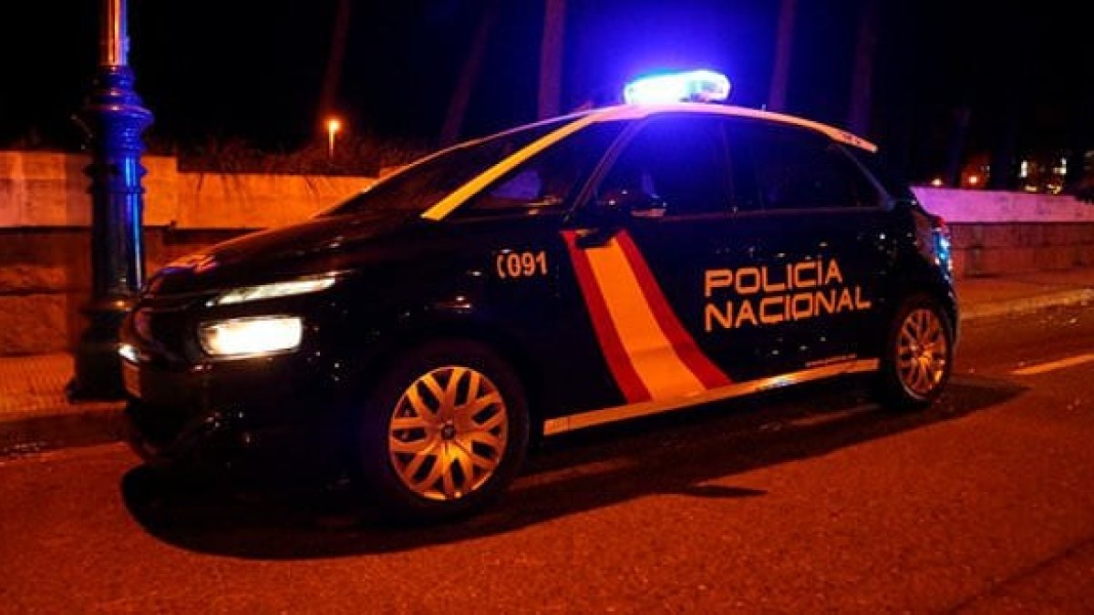 Los coches de Policía desaparecen de las calles de la capital cuando cae la noche.