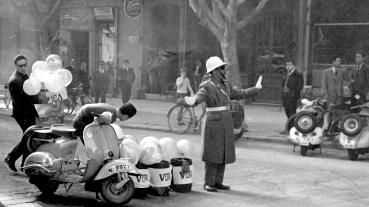 Guardia municipal de Tráfico en el Paseo de Almería, frente a la fachada del Café Colón. Año 1960.