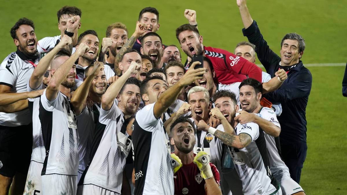 Los jugadores del Castellón celebrando el ascenso.