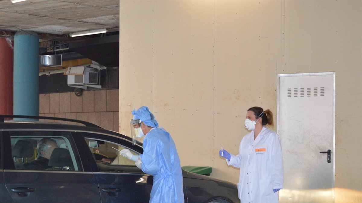 Imagen de archivo de la realización de pruebas PCR en un \'auto-covid\'.