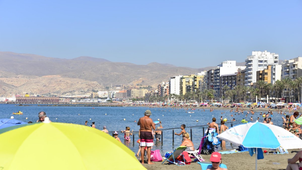 Una veintena de provincias continúan mañana con avisos por calor de hasta 40ºC.