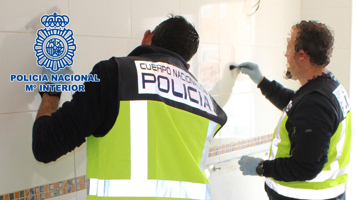 Dos policías durante la recogida de pruebas en la investigación