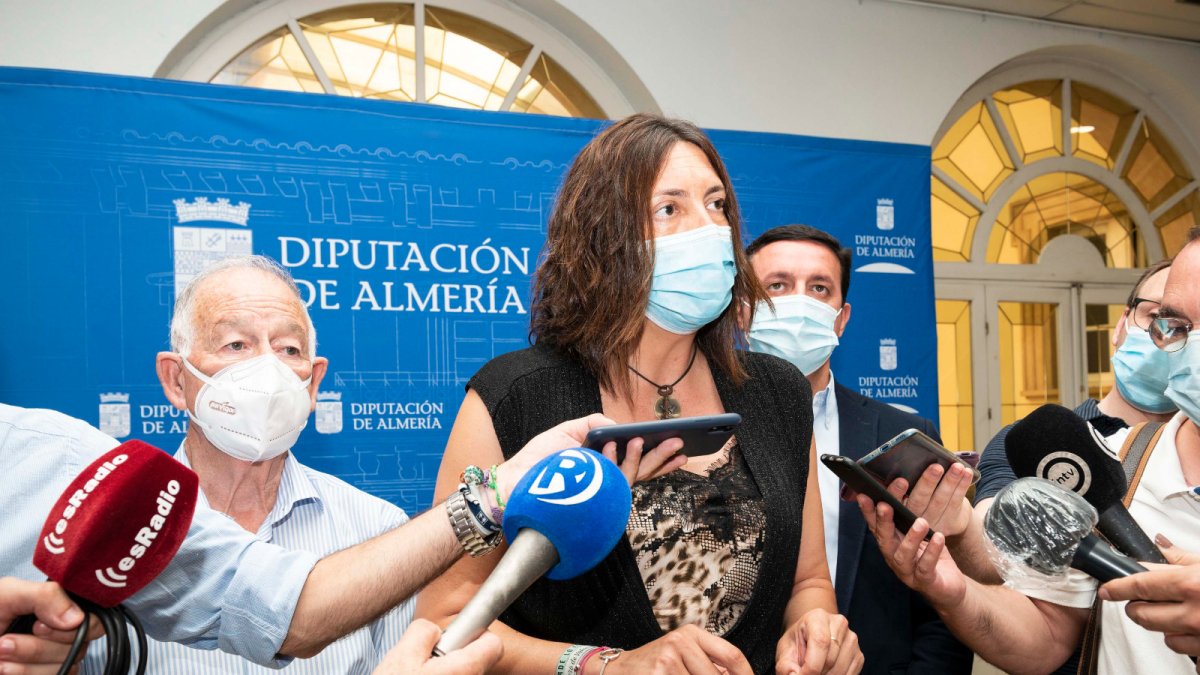 Loles López, en el centro de la foto.