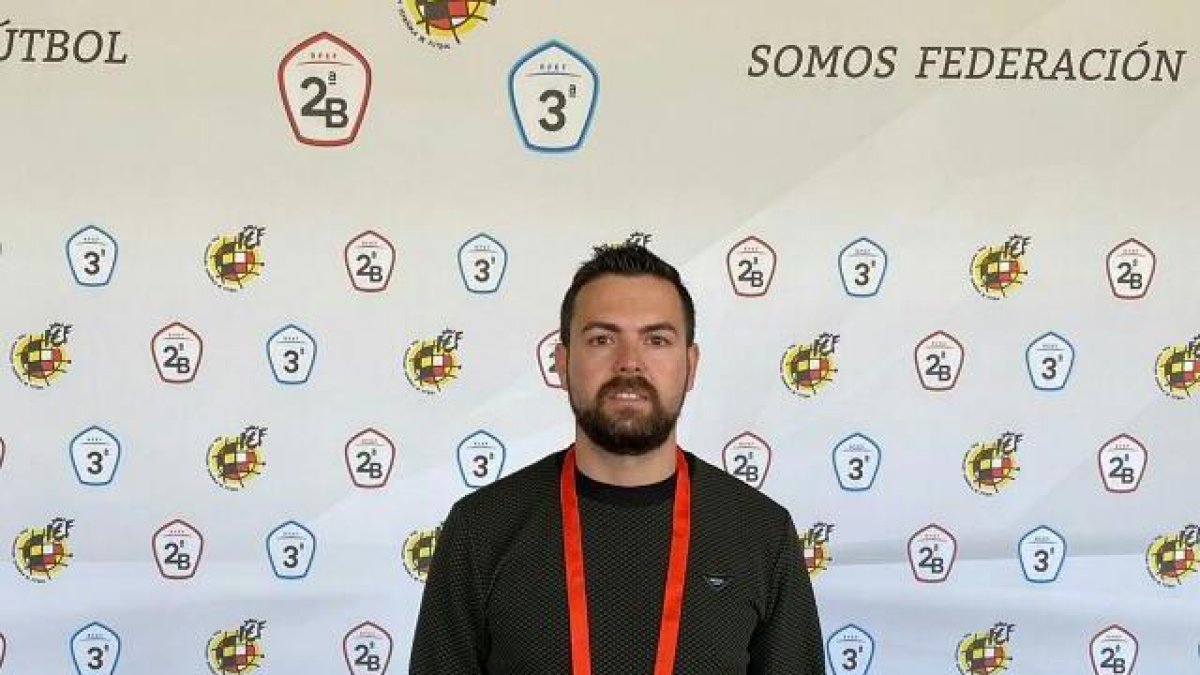 Javi Fernández seguirá aportando talento al CD El Ejido.