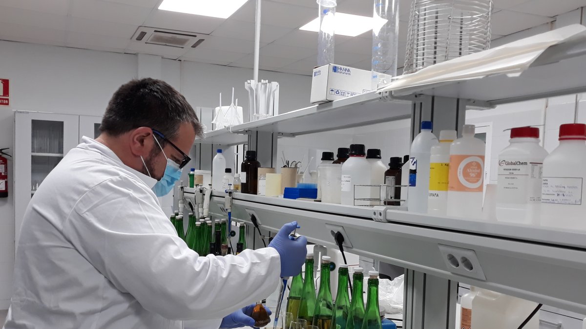 Ifapa y ÚniCo Vinagres y Salsas colaboran para obtener nuevos vinagres con frutas.