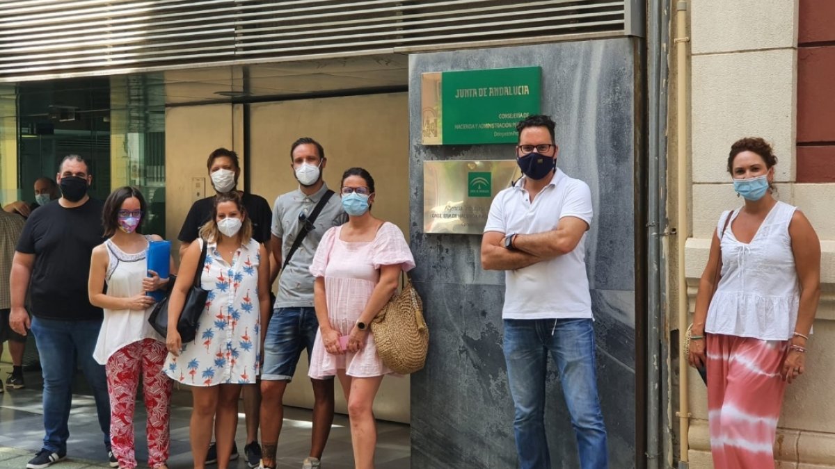 Miembros de la Plataforma frente a una de las consejerías de la Junta de Andalucía