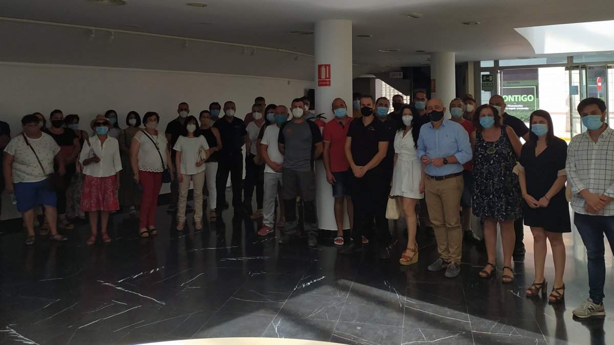 Autoridades locales en la última entrega de ayudas celebrada.