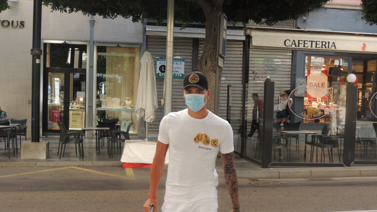 Darwin Núñez llegando al laboratorio en el Paseo de Almería.