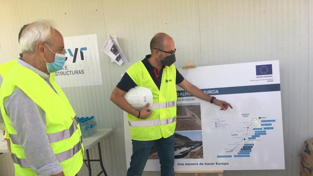 El subdelegado del Gobierno (izquierda) visita las obras del AVE en Níjar