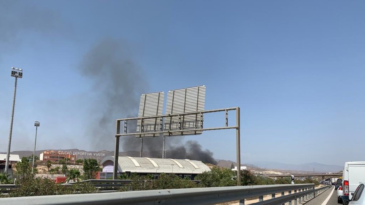 Lugar del incendio, tras la curva en la autovía