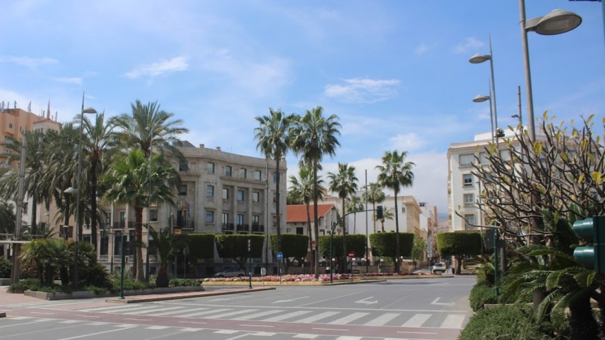Imagen del centro de Almería, desierta, en pleno confinamiento.