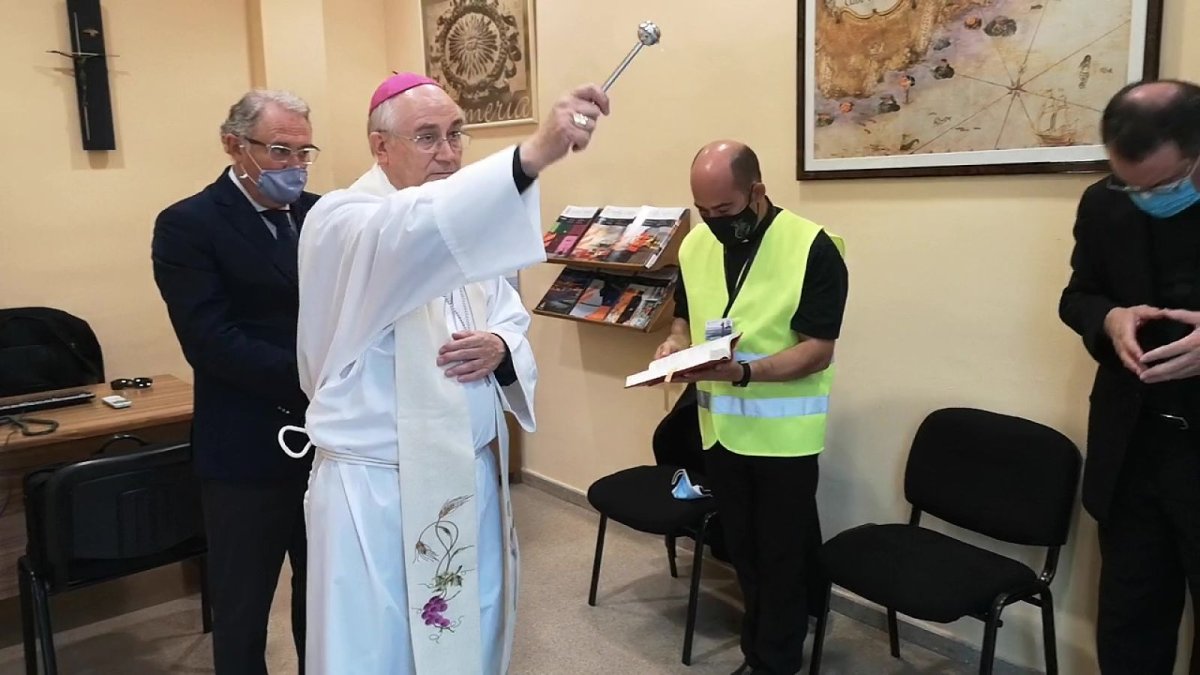 El obispo de la Diócesis, bendiciendo el \'Stella Maris\'