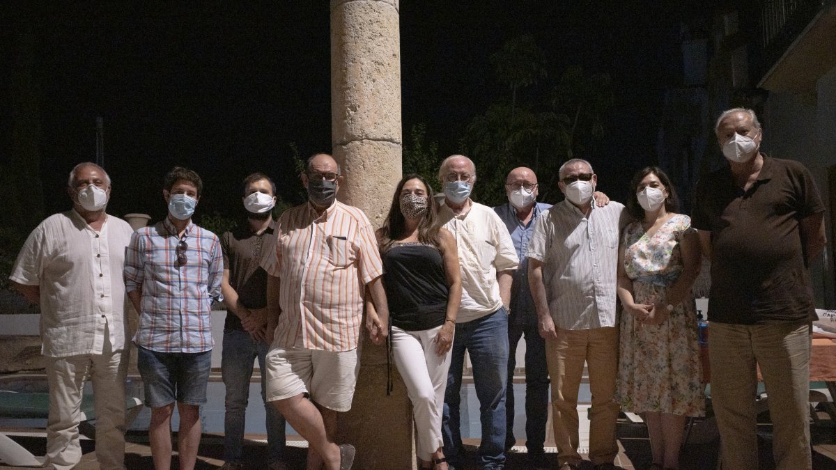 Parte de los escritores almerienses participantes con el editor Juan Grimas y periodistas de LA VOZ.