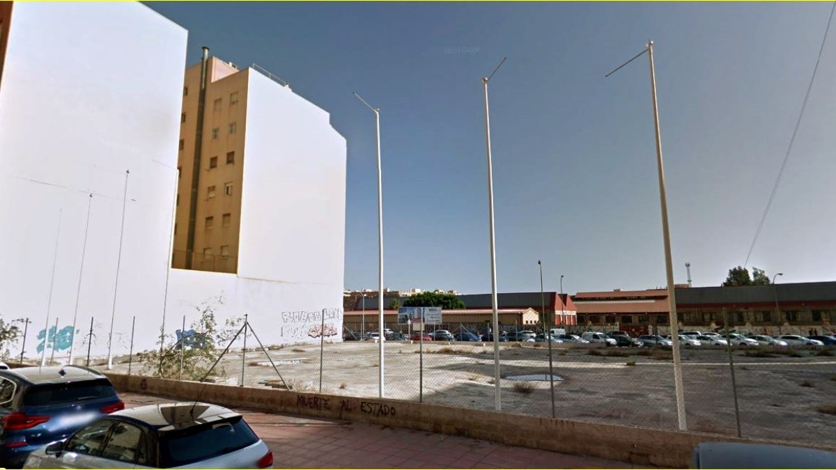 Solar ubicado entre la Avenida de Montserrat y la Avenida del Aeropuerto que se convertirá en nuevas viviendas.