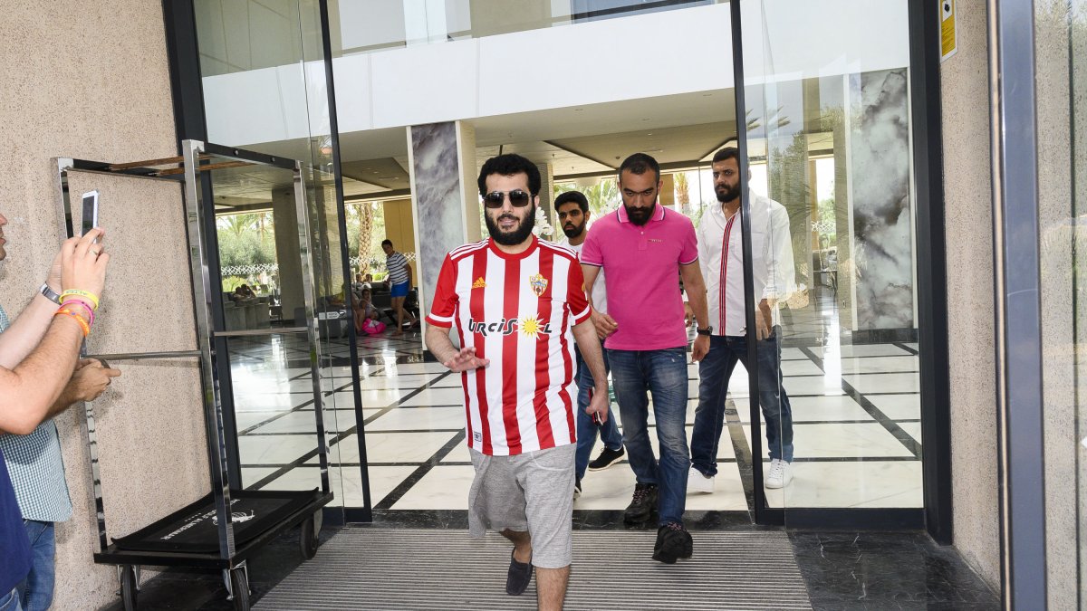 Turki Al-Sheikh, saliendo del Hotel Golf Almerimar hace un año.
