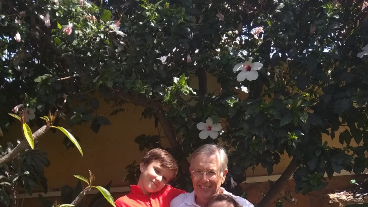 Luis con sus nietos Bárbara y Luis.