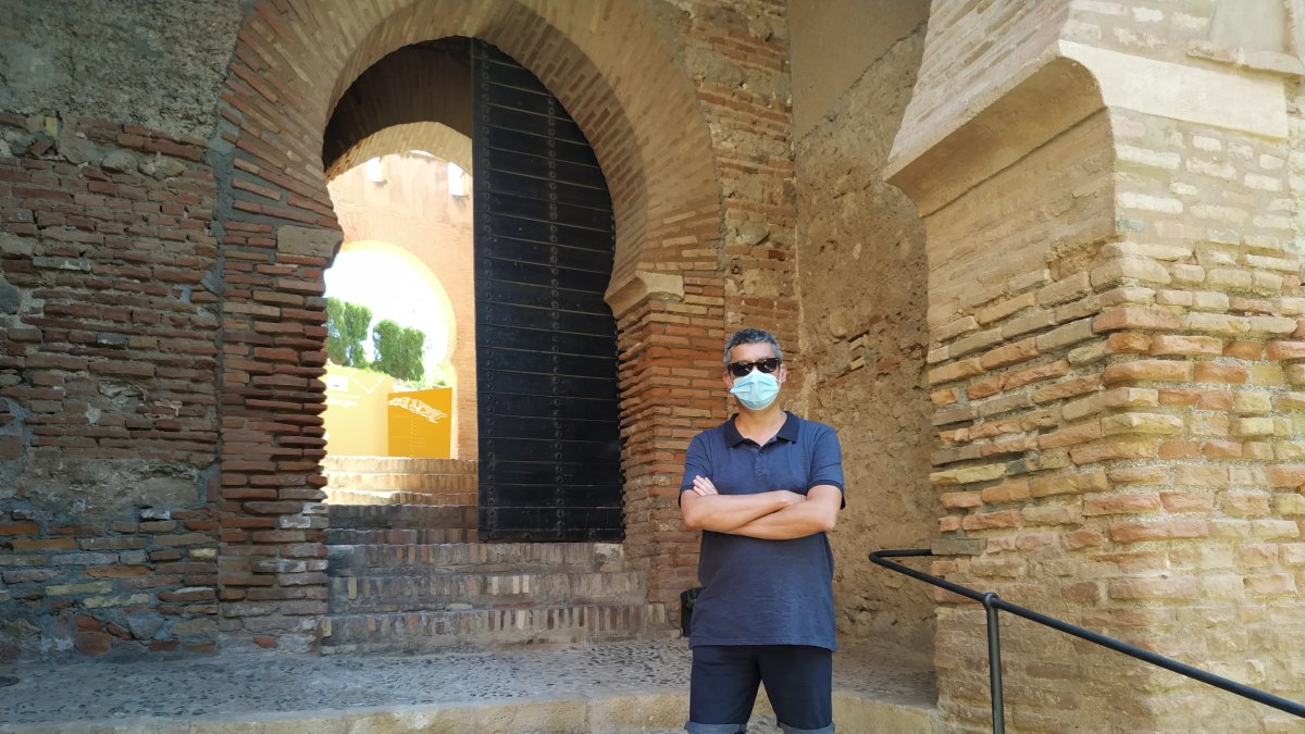 Arturo del Pino junto a la Puerta de la Justicia