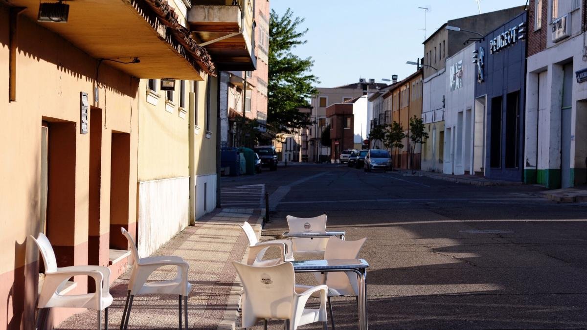 Vista de una terraza vacía en una calle de Íscar en Valladolid.
