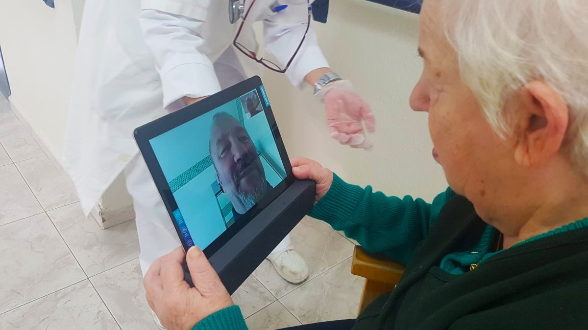 UNA PERSONA MAYOR habla con un familiar desde su residencia .