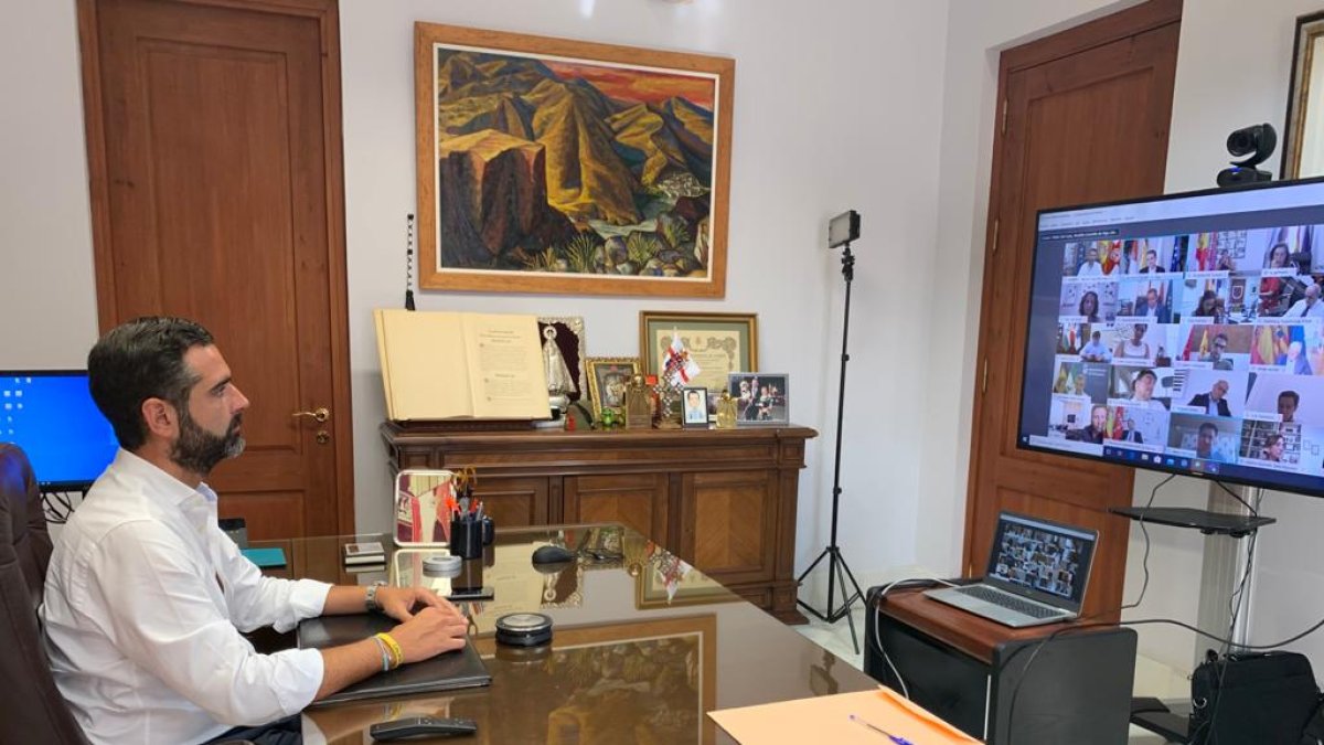 El alcalde durante la reunión de la Junta de Gobierno de la FEMP