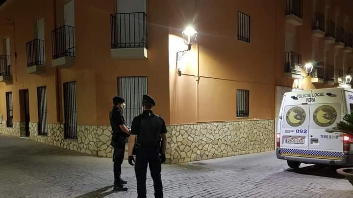 Policías locales de Vera patrullan las calles para evitar comportamientos irresponsables.