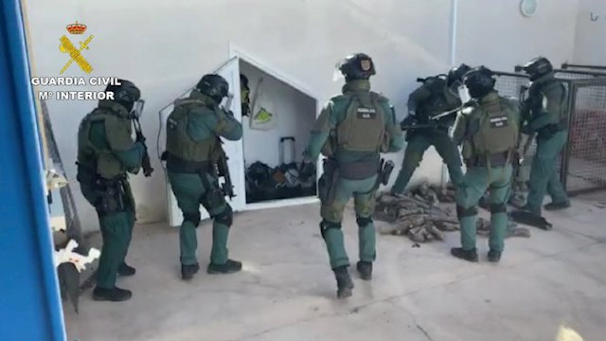 La Guardia Civil desmantela un centro de buceo.