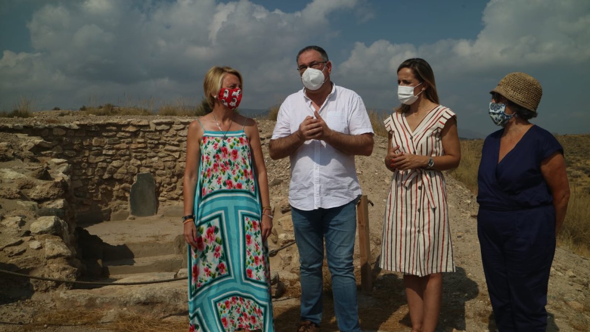 Visita a la tumba 40 de Los Millares, que se cree que perteneció a la elite de esta sociedad.