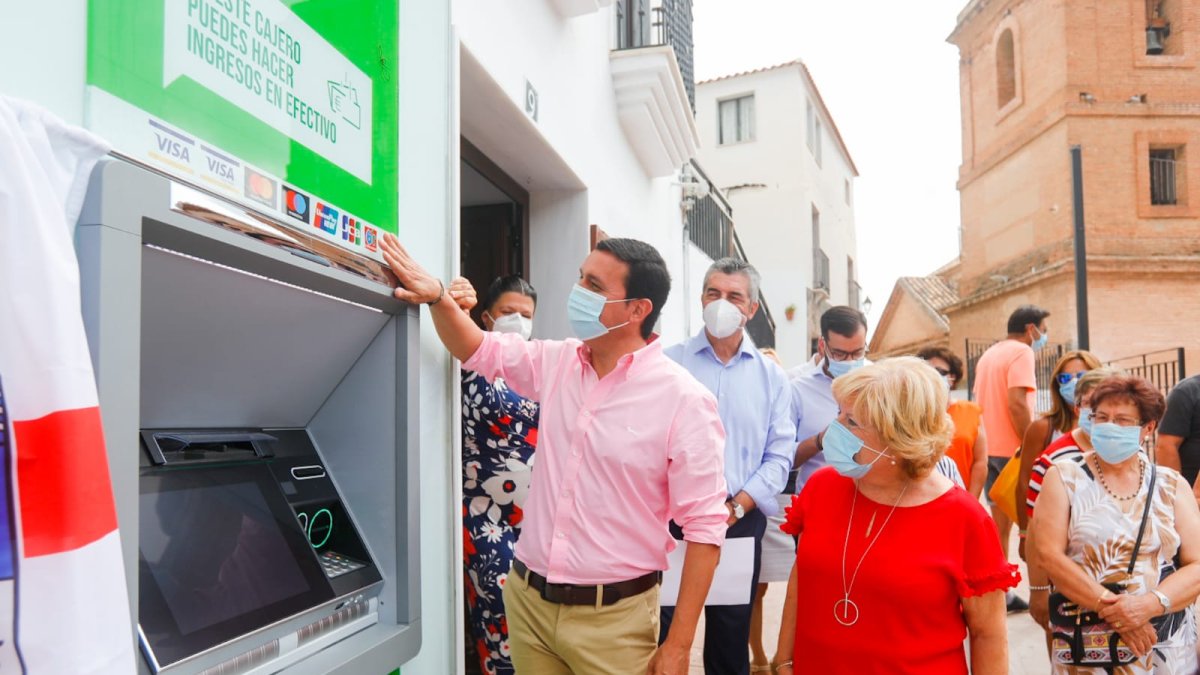 Presidente y alcaldesa, junto al cajero multiusos instalado en Laroya este martes.