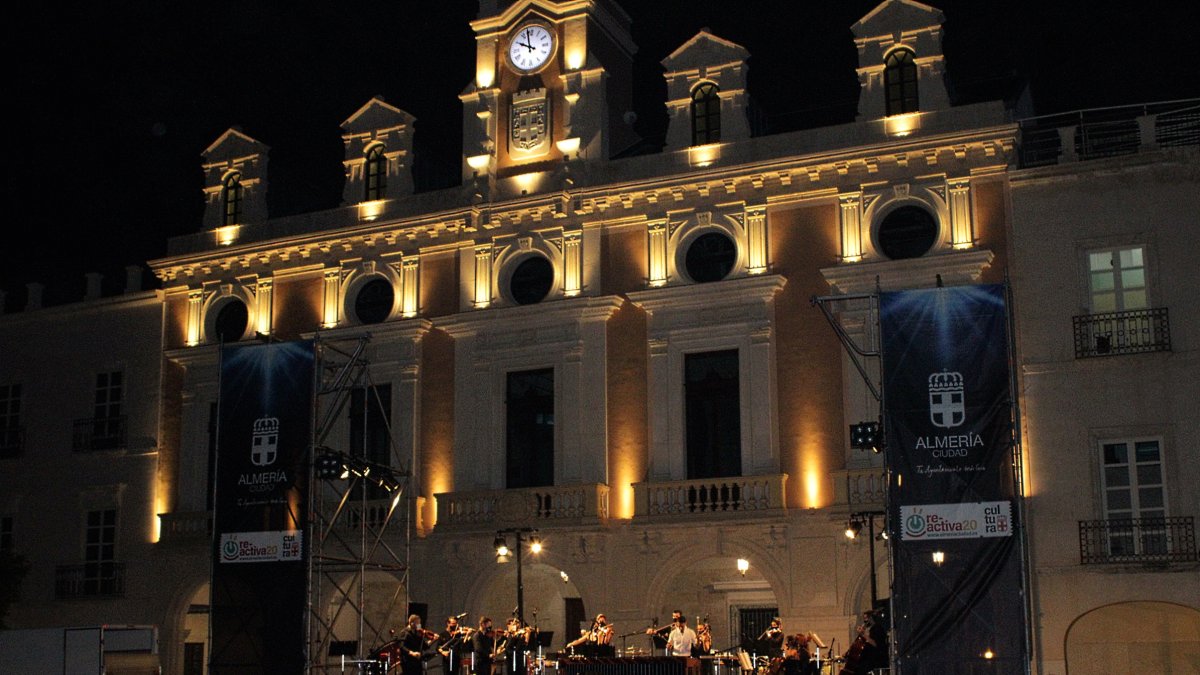 Conrado Moya junto a la Orquesta de Cuerda de la UAL.