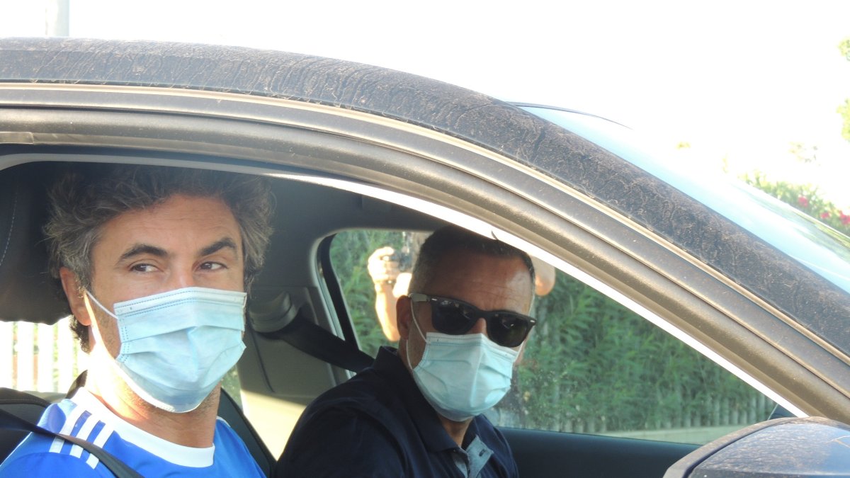 El entrenador, José Gomes, saliendo del Estadio tras hacerse las pruebas.