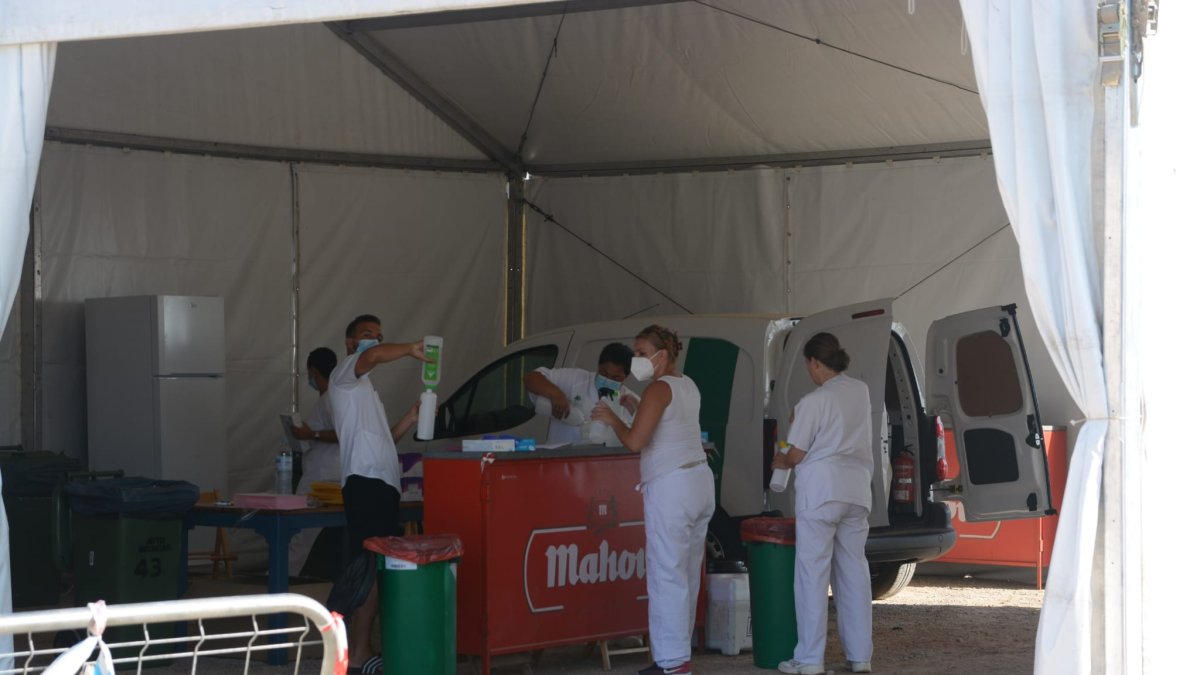 Hoy se ha puesto en marcha el autocovid en el campo de fútbol de La Mata.