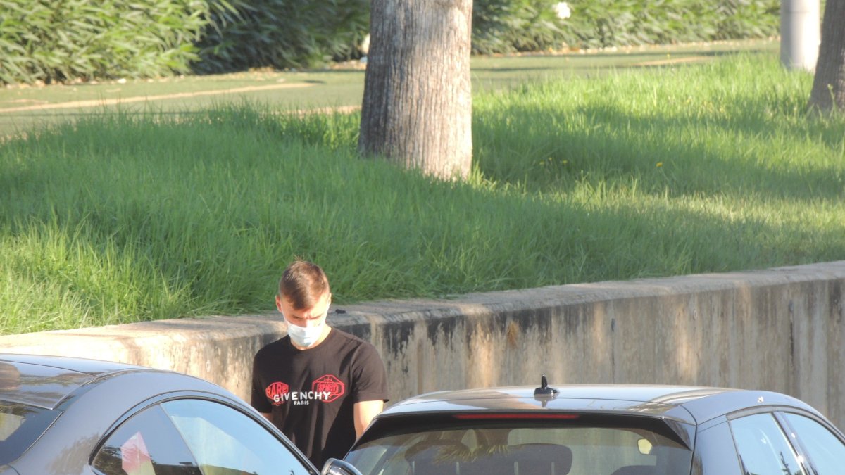 Nikola Maras saliendo del Estadio tras pasar el test.