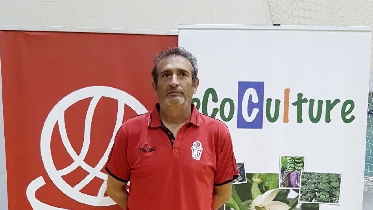 José González renueva como entrenador del CB Almería.