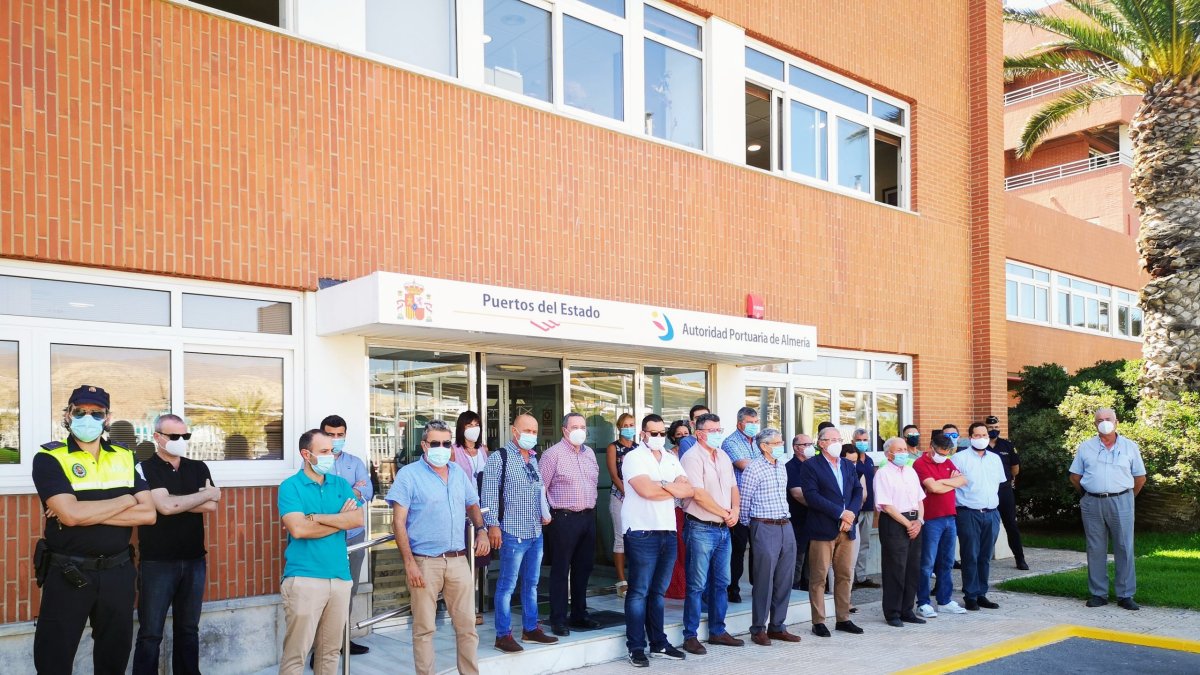 Minuto de silencio en el Puerto de Almería.