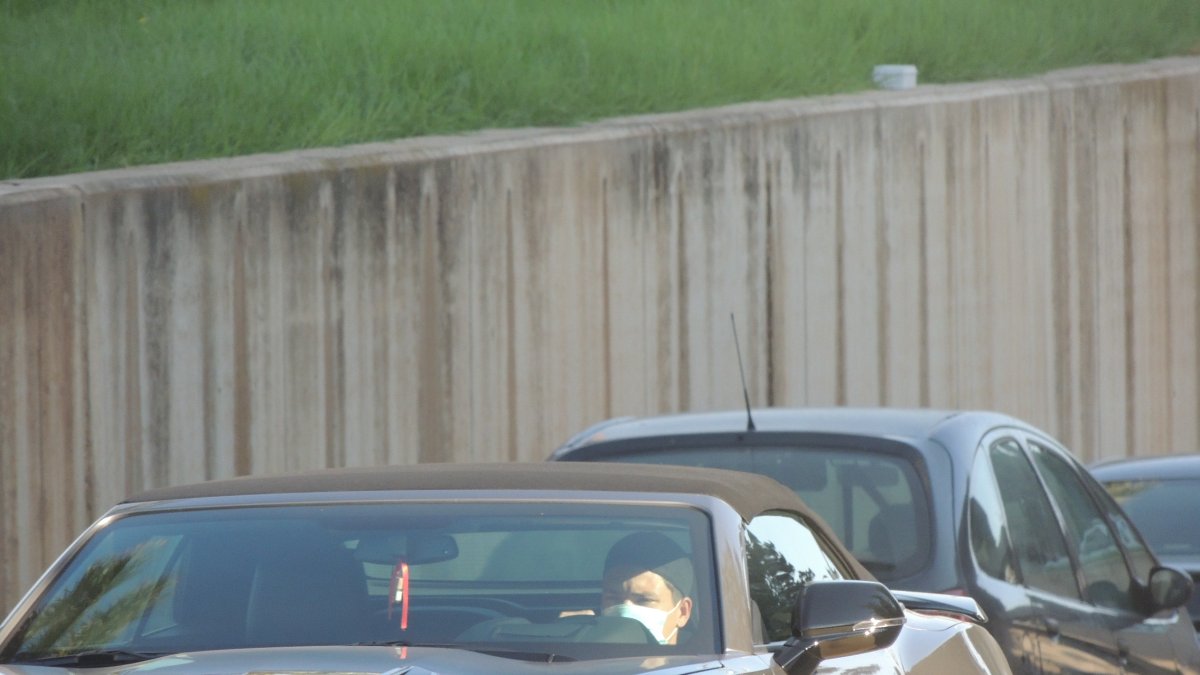 Darwin Núñez saliendo del Estadio tras hacerse las pruebas.