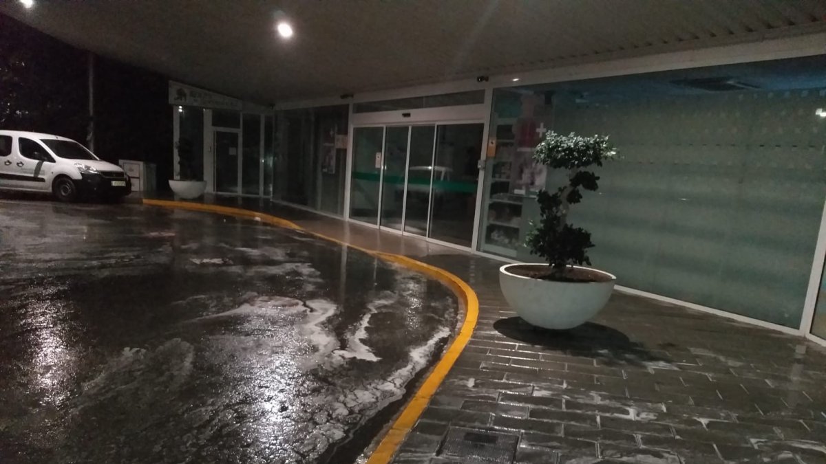 Exterior del Hospital Torrecárdenas tras ser desinfectado