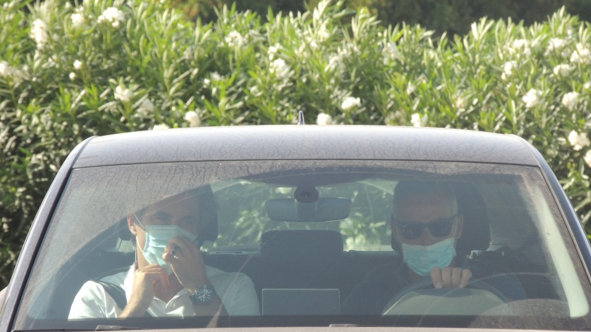 El míster José Gomes saliendo del Estadio este jueves.
