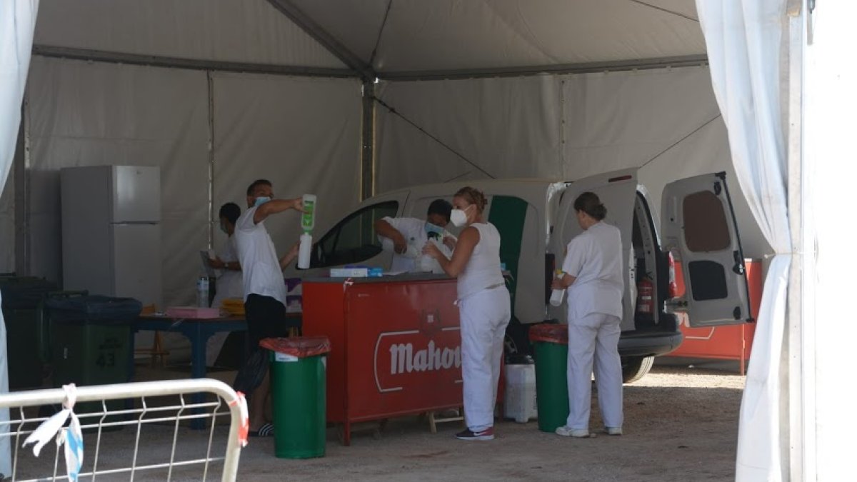 El autocovid puesto en marcha en el campo de fútbol de La Mata.