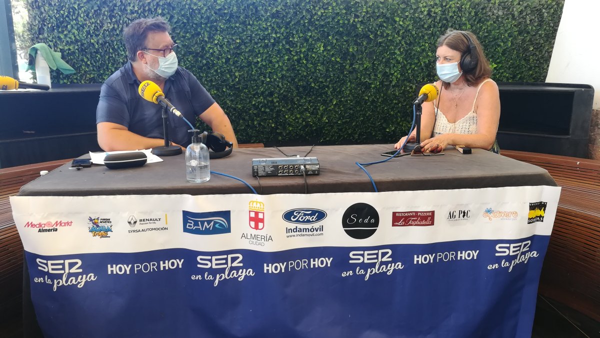 Luisa Barranco y Alfredo Casas en el set de la Cadena SER de Almería.