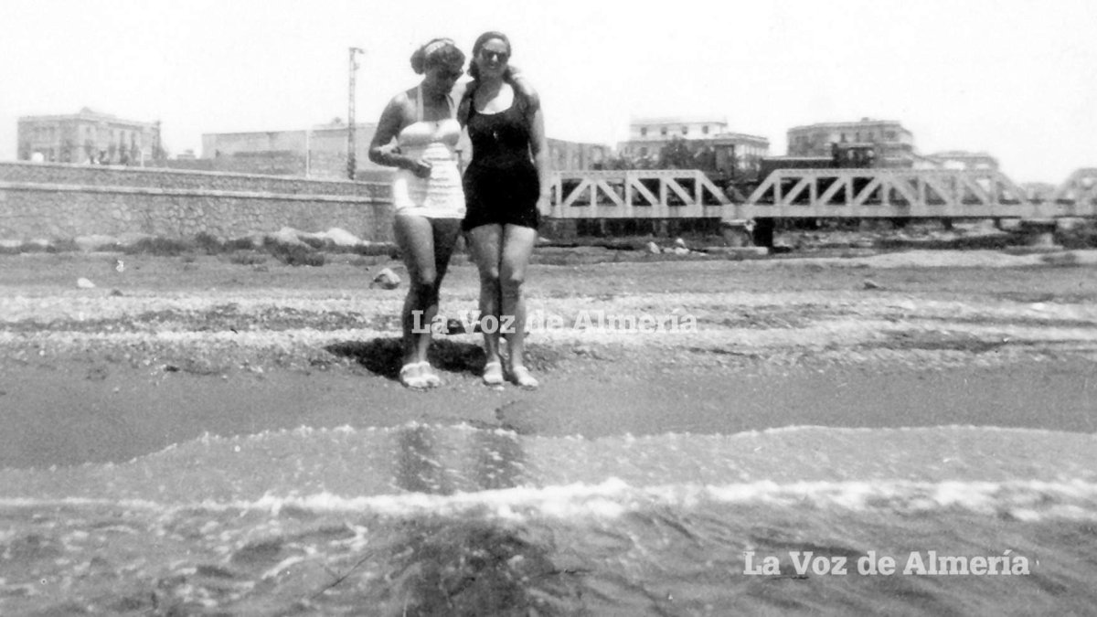 La playa de la desembocadura de la Rambla en los años de la posguerra, un escenario destartalado marcado por la suciedad del mineral de hierro.