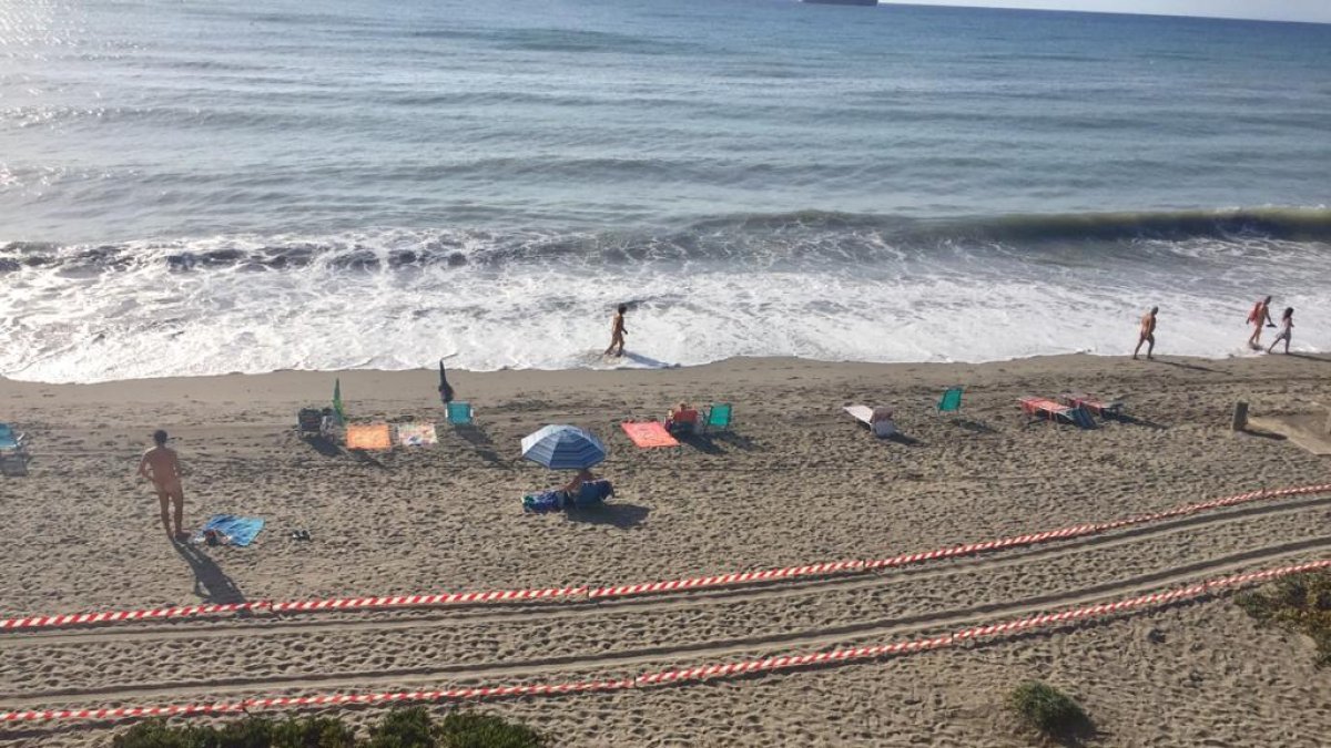 Situación de la playa tras perder varios metros de arena.