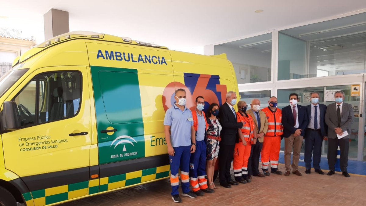 Profesionales de la base del 061 de Vera junto a autoridades en su inauguración, el 20 de julio.